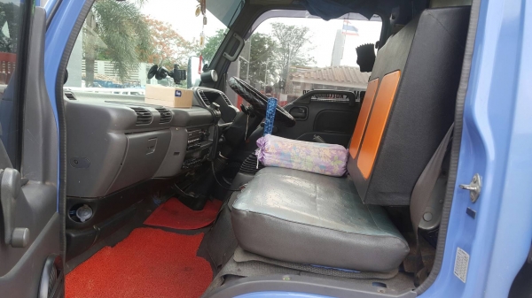 ขาย 6 ล้อ โดยสาร isuzu NKR เครื่อง 130 เเรงม้า เทอร์โบ ยูโร 2 รถห้างเเท้ ปี48