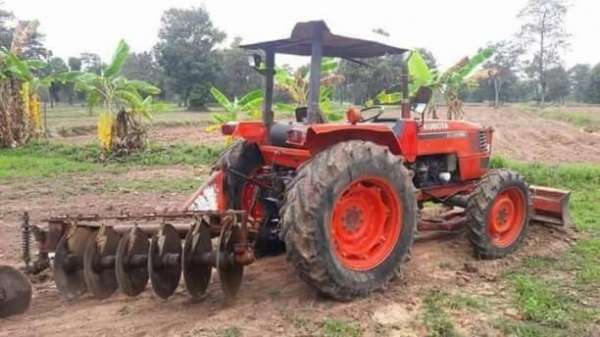 ขาย 275,000  KUBOTA  M5000 ใบดัน ผาน 6 โรตารี่  เล่มทะเบียน  เครื่องดี ปั้มดี เกียรแรง ซื้อไปใช้ได้เลยไม่ต้องซ่อม รถสวยพร้อมใช้ รถอยู่ จ.ศรีสะเกษ 090-772-3710 090-772-3708