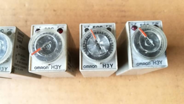 ยกชุด 7 อัน 750 บ. ส่งฟรี 083-2000058  LINE ID: line832923 ไทม์เมอร์ OMRON รุ่น H3Y-2 ใช้ไฟDC 12 V. 2ตัว ไฟDC 24 V. 5 ตัว ตั้งเวลา 60 วินาทิ 1ตัว 30 วินาทิ 1 ตัว 30 วินาทิ 3 ตัว 5วินาทิ 2 ตัว