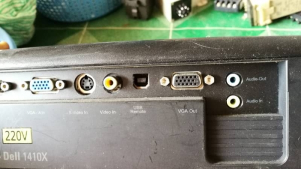 300 บ. ส่งฟรี 083-2000058  LINE ID: line832923 เครื่องฉายโปเจคเตอร์ DELL (หลอดฉายเลือม)ต้องเปลี่ยนหลอดเองใช้ไฟ 220V.