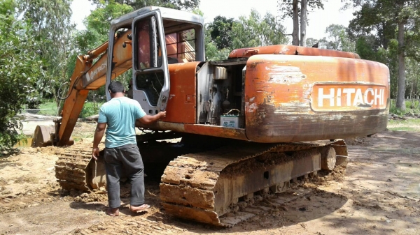 ฮิตาชิ ex200-2ไฟตัดไม่เล่ม  เครื่องเดิมปั้มเดิมดีๆแน่นๆช่วงล่างสวย แน่นๆเอวดี โซ่หานลอนเลอร์ครบไม่แตก ทำงานดีไม่โหลดไม่หลวม.ดูรถได้ที่ ยโสธร..ราคา355000.โทรมานะ งานด่วนๆจ้า 0875511464-0636359242