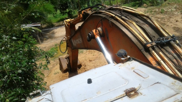 ฮิตาชิ ex200-2ไฟตัดไม่เล่ม  เครื่องเดิมปั้มเดิมดีๆแน่นๆช่วงล่างสวย แน่นๆเอวดี โซ่หานลอนเลอร์ครบไม่แตก ทำงานดีไม่โหลดไม่หลวม.ดูรถได้ที่ ยโสธร..ราคา355000.โทรมานะ งานด่วนๆจ้า 0875511464-0636359242