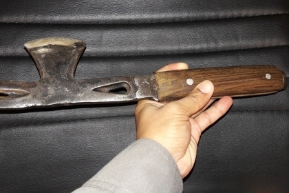 ขายขวานตราปลาด้ามไม้ประกบหมุดสวยงานเก่าคมเหล็กหนาหนัก