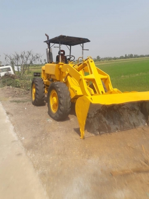 ขายด่วน  เครื่องจักกลหนัก  รถตักล้อยางKomatsu  Jh30-B  ราคา  250,000