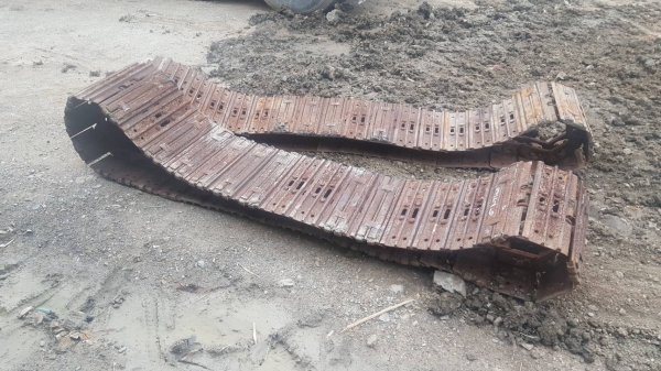 แทรคเหล็ก สำหรับรถ4-5 ตัน เช่น MITSUBISHI ,KOTA,IHI เก่านอก  มี38ข้อ ขายราคา 48,000  สนใจติดต่อ 089-2619445