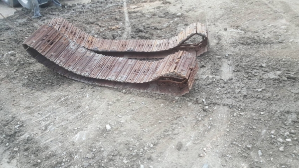 แทรคเหล็ก สำหรับรถ4-5 ตัน เช่น MITSUBISHI ,KOTA,IHI เก่านอก  มี38ข้อ ขายราคา 48,000  สนใจติดต่อ 089-2619445