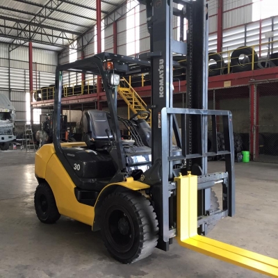 Forklifts Komatsu 3ตัน ตัวใหม่เครื่องยนต์เบนซินหัวฉีดประหยัดมาก รถยก3ตันสภาพใช้งานน้อยมากใกล้เคียงรถใหม่ใช้งามมาเพียง278ชั่วโมง เหมือนได้รถใหม่ในราคารถมือ2