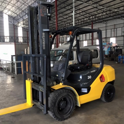 Forklifts Komatsu 3ตัน ตัวใหม่เครื่องยนต์เบนซินหัวฉีดประหยัดมาก รถยก3ตันสภาพใช้งานน้อยมากใกล้เคียงรถใหม่ใช้งามมาเพียง278ชั่วโมง เหมือนได้รถใหม่ในราคารถมือ2