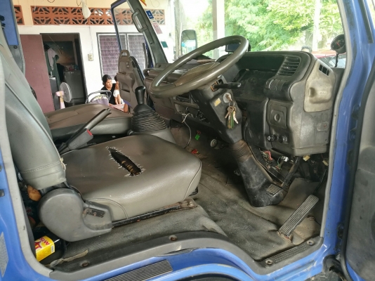 รถบรรทุก 6 ล้อมีหลังคา ยี่ห้อ ISUZU  130 แรงม้า ปีจดทะเบียน 2548