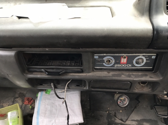 รถบรรทุก 6 ล้อมีหลังคา ยี่ห้อ ISUZU  130 แรงม้า ปีจดทะเบียน 2548
