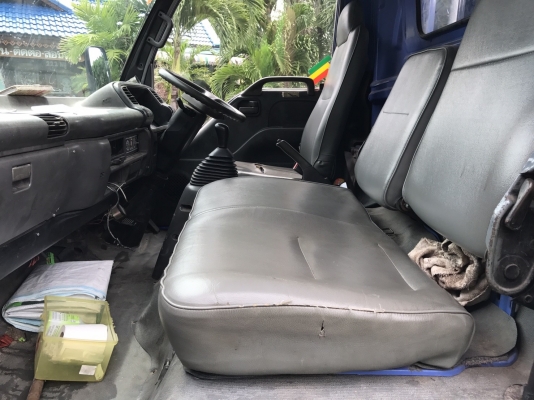 รถบรรทุก 6 ล้อมีหลังคา ยี่ห้อ ISUZU  130 แรงม้า ปีจดทะเบียน 2548