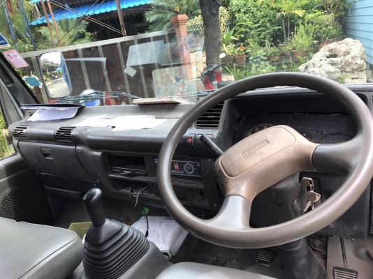 รถบรรทุก 6 ล้อมีหลังคา ยี่ห้อ ISUZU  130 แรงม้า ปีจดทะเบียน 2548