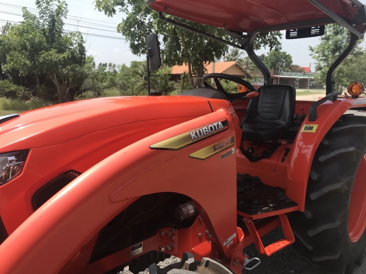 รถไถคูโบต้า L5018(4WD)2เพลา รุ่นใหม่ล่าสุด ใช้งาน 4 ชั่วโมง สภาพเหมือนใหม่ค่ะ เล่มพร้อม ขายราคา 648,000 บาท รถจดทะเบียนปี 60 พร้อมอุปกรณ์ใบมีดหน้าและผานพรวน สนใจโทร 081-9136451   ขอดูรูป line:bow6451 ค่ะ  พร้อมจัดส่งฟรี