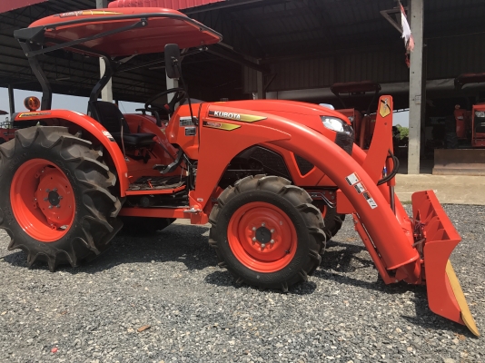 รถไถคูโบต้า L5018(4WD)2เพลา รุ่นใหม่ล่าสุด ใช้งาน 4 ชั่วโมง สภาพเหมือนใหม่ค่ะ เล่มพร้อม ขายราคา 648,000 บาท รถจดทะเบียนปี 60 พร้อมอุปกรณ์ใบมีดหน้าและผานพรวน สนใจโทร 081-9136451   ขอดูรูป line:bow6451 ค่ะ  พร้อมจัดส่งฟรี