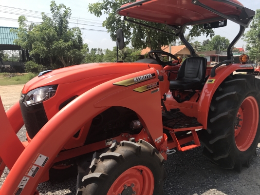 รถไถคูโบต้า L5018(4WD)2เพลา รุ่นใหม่ล่าสุด ใช้งาน 4 ชั่วโมง สภาพเหมือนใหม่ค่ะ เล่มพร้อม ขายราคา 648,000 บาท รถจดทะเบียนปี 60 พร้อมอุปกรณ์ใบมีดหน้าและผานพรวน สนใจโทร 081-9136451   ขอดูรูป line:bow6451 ค่ะ  พร้อมจัดส่งฟรี