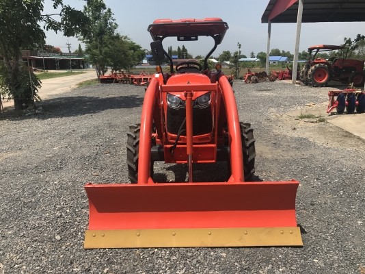 รถไถคูโบต้า L5018(4WD)2เพลา รุ่นใหม่ล่าสุด ใช้งาน 4 ชั่วโมง สภาพเหมือนใหม่ค่ะ เล่มพร้อม ขายราคา 648,000 บาท รถจดทะเบียนปี 60 พร้อมอุปกรณ์ใบมีดหน้าและผานพรวน สนใจโทร 081-9136451   ขอดูรูป line:bow6451 ค่ะ  พร้อมจัดส่งฟรี