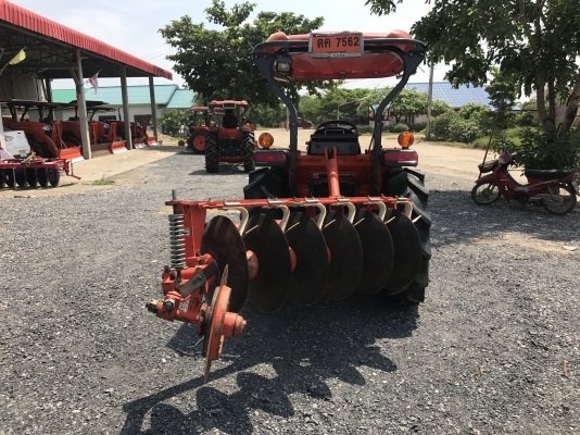 รถไถคูโบต้า L3608SP(4WD)2เพลา รุ่นใหม่ล่าสุด ใช้งาน 400 ชั่วโมง เล่มพร้อมค่ะ ขายราคา 368,000 บาท รถจดทะเบียนปี 57 พร้อมอุปกรณ์ใบมีดหน้าและผานพรวน สนใจโทร 081-9136451  ขอดูรูป line:bow6451 ค่ะ  พร้อมจัดส่งฟรี