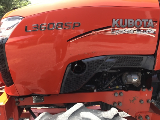 รถไถคูโบต้า L3608SP(4WD)2เพลา รุ่นใหม่ล่าสุด ใช้งาน 400 ชั่วโมง เล่มพร้อมค่ะ ขายราคา 368,000 บาท รถจดทะเบียนปี 57 พร้อมอุปกรณ์ใบมีดหน้าและผานพรวน สนใจโทร 081-9136451  ขอดูรูป line:bow6451 ค่ะ  พร้อมจัดส่งฟรี