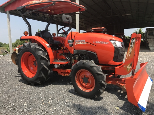 รถไถคูโบต้า L3608SP(4WD)2เพลา รุ่นใหม่ล่าสุด ใช้งาน 400 ชั่วโมง เล่มพร้อมค่ะ ขายราคา 368,000 บาท รถจดทะเบียนปี 57 พร้อมอุปกรณ์ใบมีดหน้าและผานพรวน สนใจโทร 081-9136451  ขอดูรูป line:bow6451 ค่ะ  พร้อมจัดส่งฟรี