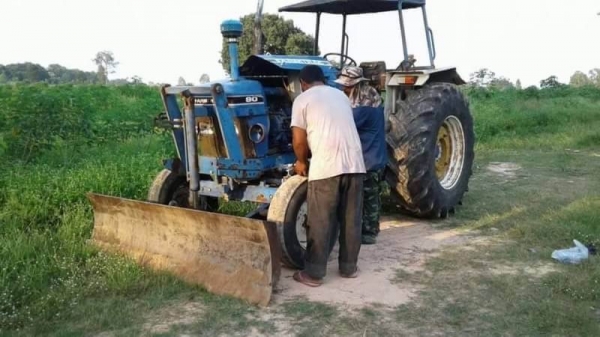 ขาย 135,000 บาท รถไถ Farm Trac 90 แรง เครืองดี เกียร์แรง ยางสวย เอกสารเล่มทะเบียน รถอยู่ จ.ศรีสะเกษ โทร&ไอดีไลน์ 0610710295 ขาย 135,000 บาท รถไถ Farm Trac 90 แรง เครืองดี เกียร์แรง ยางสวย เอกสารเล่มทะเบียน รถอยู่ จ.ศรีสะเกษ โทร&ไอดีไลน์ 0610710295