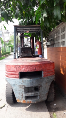 ขายด่วน...ของดีๆนานๆเข้ามาคัน TOYOTA-5FD45ขนาด4.5ตัน เครื่องยนต์ดีเซล 13Z , เกียร์ธรรมดา,เสาสูง 4 เมตร,ราคา 390,000บาท