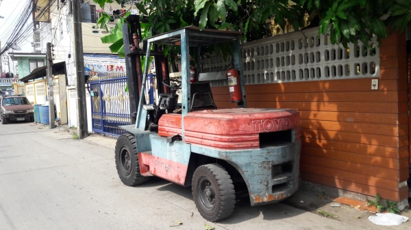 ขายด่วน...ของดีๆนานๆเข้ามาคัน TOYOTA-5FD45ขนาด4.5ตัน เครื่องยนต์ดีเซล 13Z , เกียร์ธรรมดา,เสาสูง 4 เมตร,ราคา 390,000บาท