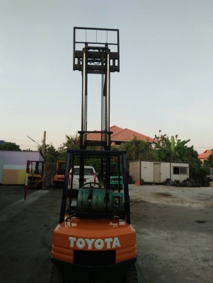 ขาย รถโฟรคลิฟท์ โตโยต้า รุ่น 5 เบนซิน