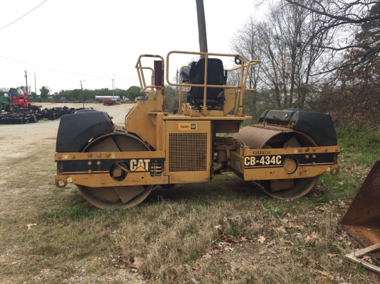 รถบดสั่นสะเทือน Cat CB 434-C