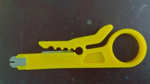 ไขควง 4 อัน + มีดปอกสายไฟ