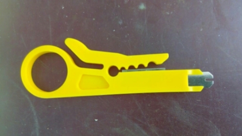 ไขควง 4 อัน + มีดปอกสายไฟ