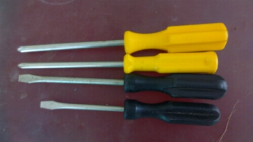 ไขควง 4 อัน + มีดปอกสายไฟ