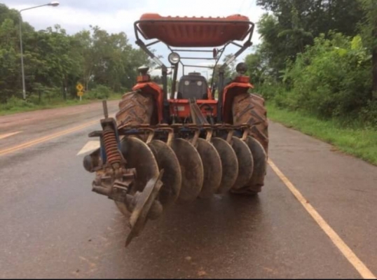 ขาย 375,000 บาท KUBOTA M7040 ปี 54 เครื่องดี เกียร์ดี (ใบมีดหน้า -หาง 7 ) ระบไฮโดรลิก หางไม่ตก สภาพพร้อมทำงาน เอกสารเล่มทะเบียน  รถอยู่ จ.นครพนม โทร&amp;ไอดีไลน์ 0610710295