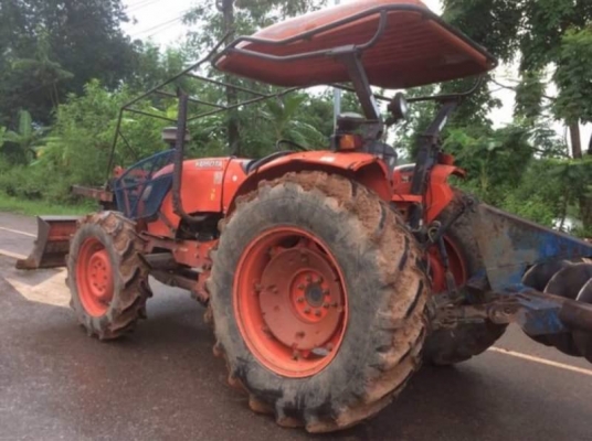 ขาย 375,000 บาท KUBOTA M7040 ปี 54 เครื่องดี เกียร์ดี (ใบมีดหน้า -หาง 7 ) ระบไฮโดรลิก หางไม่ตก สภาพพร้อมทำงาน เอกสารเล่มทะเบียน  รถอยู่ จ.นครพนม โทร&amp;ไอดีไลน์ 0610710295
