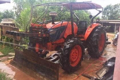 ขาย 375,000 บาท KUBOTA M7040 ปี 54 เครื่องดี เกียร์ดี (ใบมีดหน้า -หาง 7 ) ระบไฮโดรลิก หางไม่ตก สภาพพร้อมทำงาน เอกสารเล่มทะเบียน  รถอยู่ จ.นครพนม โทร&amp;ไอดีไลน์ 0610710295