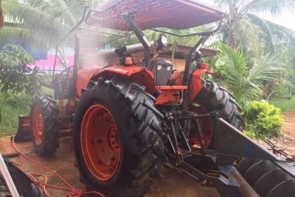 ขาย 375,000 บาท KUBOTA M7040 ปี 54 เครื่องดี เกียร์ดี (ใบมีดหน้า -หาง 7 ) ระบไฮโดรลิก หางไม่ตก สภาพพร้อมทำงาน เอกสารเล่มทะเบียน  รถอยู่ จ.นครพนม โทร&amp;ไอดีไลน์ 0610710295