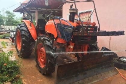 ขาย 375,000 บาท KUBOTA M7040 ปี 54 เครื่องดี เกียร์ดี (ใบมีดหน้า -หาง 7 ) ระบไฮโดรลิก หางไม่ตก สภาพพร้อมทำงาน เอกสารเล่มทะเบียน  รถอยู่ จ.นครพนม โทร&amp;ไอดีไลน์ 0610710295