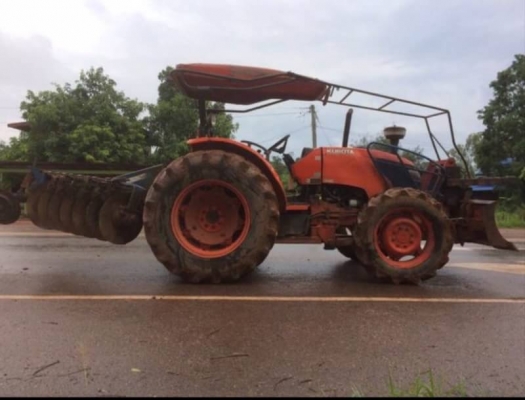ขาย 375,000 บาท KUBOTA M7040 ปี 54 เครื่องดี เกียร์ดี (ใบมีดหน้า -หาง 7 ) ระบไฮโดรลิก หางไม่ตก สภาพพร้อมทำงาน เอกสารเล่มทะเบียน  รถอยู่ จ.นครพนม โทร&amp;ไอดีไลน์ 0610710295