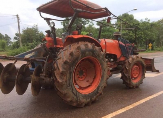 ขาย 375,000 บาท KUBOTA M7040 ปี 54 เครื่องดี เกียร์ดี (ใบมีดหน้า -หาง 7 ) ระบไฮโดรลิก หางไม่ตก สภาพพร้อมทำงาน เอกสารเล่มทะเบียน  รถอยู่ จ.นครพนม โทร&amp;ไอดีไลน์ 0610710295