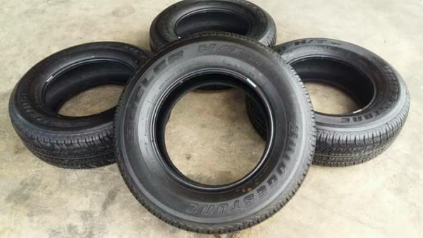 ขายยางป้ายแดงปี17 bridgestone dueler h/t 684ll 265/65r17 สนใจติดต่อร้าน ก.เจริญการยางครับ 081-3747940