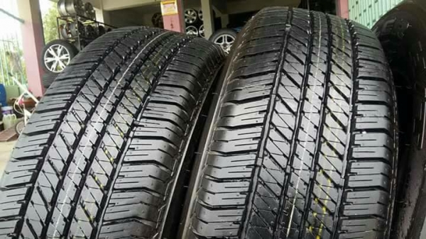 ขายยางป้ายแดงปี17 bridgestone dueler h/t 684ll 265/65r17 สนใจติดต่อร้าน ก.เจริญการยางครับ 081-3747940