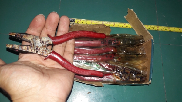 ขายคีมปากจิ้งจกตราเพชรงานเก่าชุด6ตัวมีคราบจารบีติดตามรูป