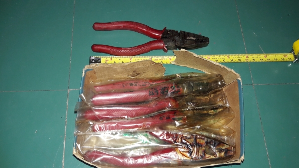 ขายคีมปากจิ้งจกตราเพชรงานเก่าชุด6ตัวมีคราบจารบีติดตามรูป