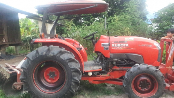 ขายรถไถ Kubota L4708 สภาพดีสวยๆๆพร้อมใช้ครับ รุ่นนี้ถือว่าคุ้มมากกับราคานี้ครับ มีอุปกรณ์พร้อม2 ชิ้นมี ใบมีดดันดิน และผานพรวนมาให้ครับ ใครมองหาคูโบต้า L4708 รับรองไม่เสียใจครับกับราคานี้