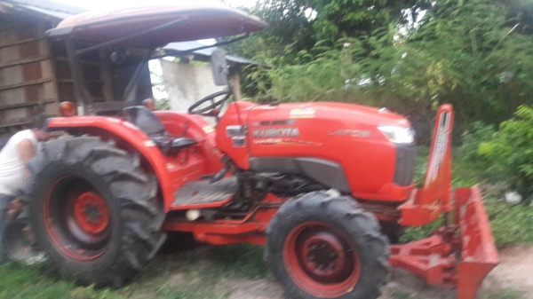ขายรถไถ Kubota L4708 สภาพดีสวยๆๆพร้อมใช้ครับ รุ่นนี้ถือว่าคุ้มมากกับราคานี้ครับ มีอุปกรณ์พร้อม2 ชิ้นมี ใบมีดดันดิน และผานพรวนมาให้ครับ ใครมองหาคูโบต้า L4708 รับรองไม่เสียใจครับกับราคานี้