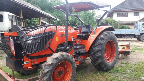 ขายรถไถ Kubota M6040 สภาพดีสวยๆๆพร้อมใช้ครับ รุ่นนี้ถือว่าคุ้มมากกับราคานี้ครับ มีอุปกรณ์พร้อม2 ชิ้นมี ใบมีดดันดิน และผานพรวนมาให้ครับ ใครมองหาคูโบต้า M6040 รับรองไม่เสียใจครับกับราคานี้
