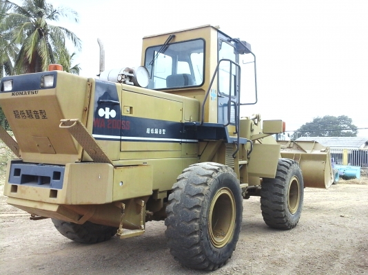 ขายรถตักล้อยาง KOMATSU WA 200-1 รถนำเข้าจากนอกแท้ยังไม่เคยใช้งานในไทยมีแอร์เอกสารอินวอยไฟฟ้าครบสภาพเดิมสวยเต็มทุกอย่างพร้อมใช้งานร้านละอองดาวแทรคเตอร์นครชัยศรี