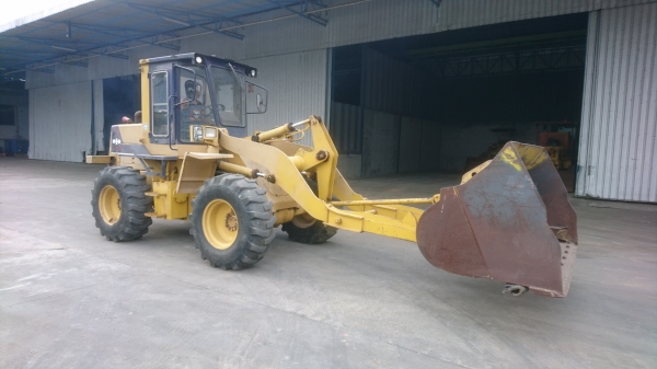 ขายรถตักล้อยาง KOMATSU WA100-1 (สภาพดี แขนยาวตักขึ้นสิบล้อได้เลย)