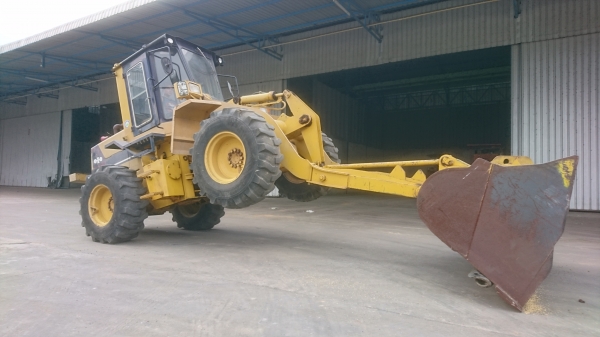ขายรถตักล้อยาง KOMATSU WA100-1 (สภาพดี แขนยาวตักขึ้นสิบล้อได้เลย)