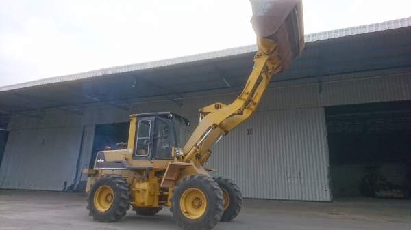 ขายรถตักล้อยาง KOMATSU WA100-1 (สภาพดี แขนยาวตักขึ้นสิบล้อได้เลย)