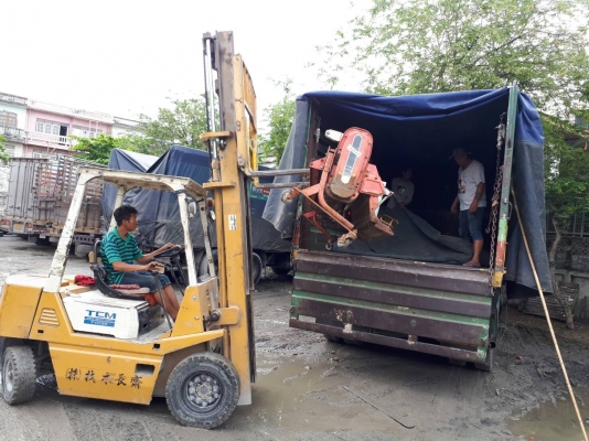 tractor-backhoe ส่งโรตารี่ขึ้นรถขนส่งสินค้า ให้ลูกค้าอุบลราชธานี่ ที่ขนส่ง สาย 2 ครับ